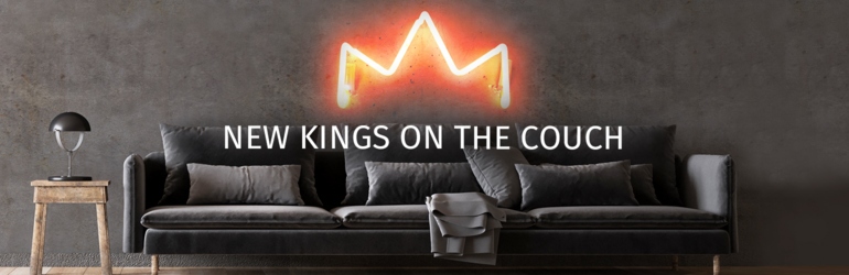New Kids on the Couch, eine Leuchtreklamen-Krone hängt über einer Couch