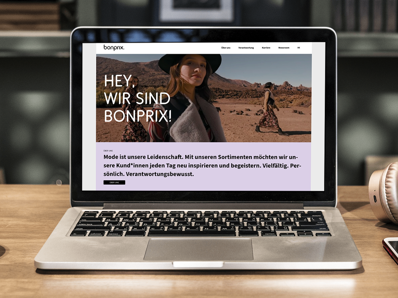 Mockup eines geöffneten Laptops mit der bonprix startseite auf dem Bildschirm.