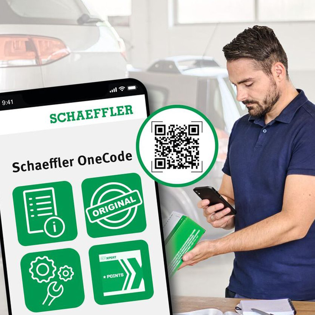 Mann mit Handy in der Hand und einem grünen Pappkarton in der anderen. Mit dem Handy wird die Verpackung gescannt. zur Veranschaulichung ist in der Mitte des Bildes ein grüner Kreis mit einem Barcode, der das Scannen des Barcodes verdeutlichen soll. Links im Bild ist ein Mockup eines Smartphone Bildschirms von der Schaeffler OneCode Startseite.