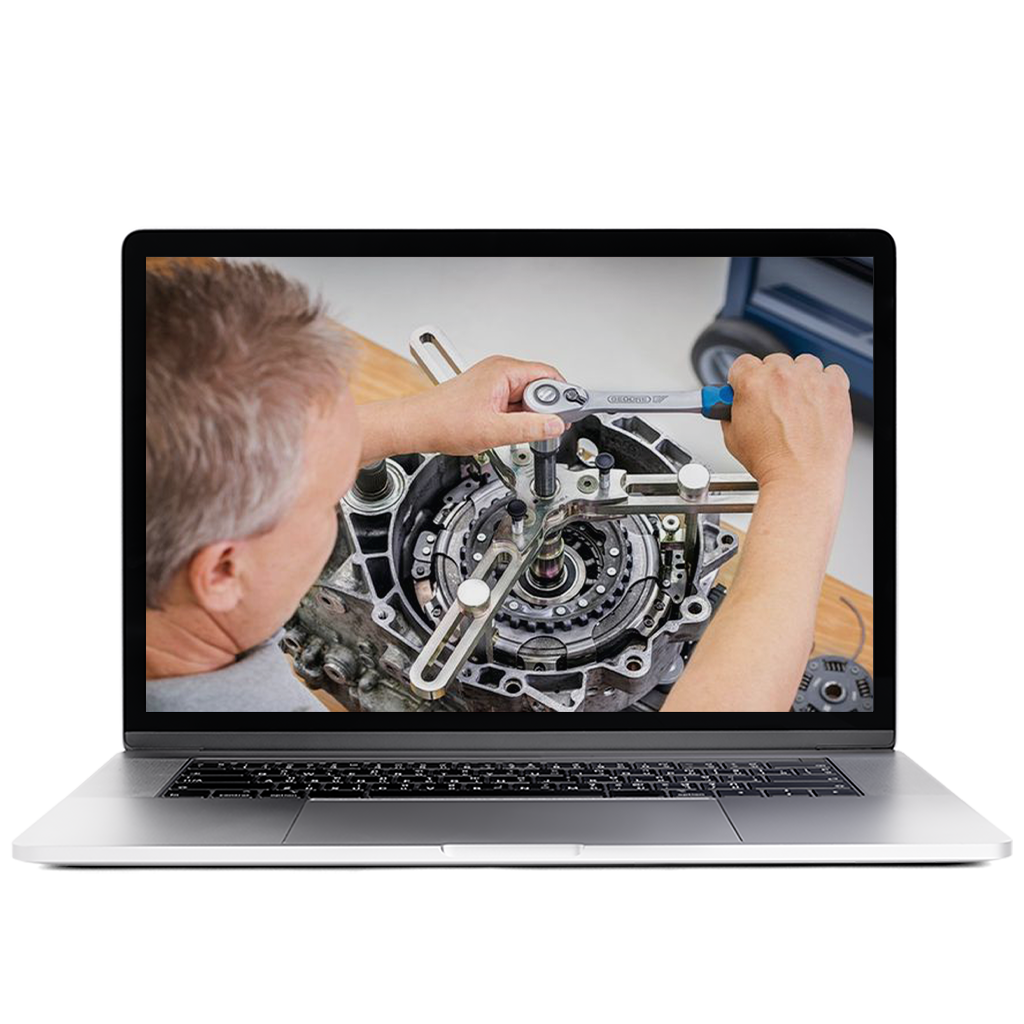 Laptop Mockup mit einem Foto auf dem Bildschirm, indem ein Mann an einem Motorblock schraubt