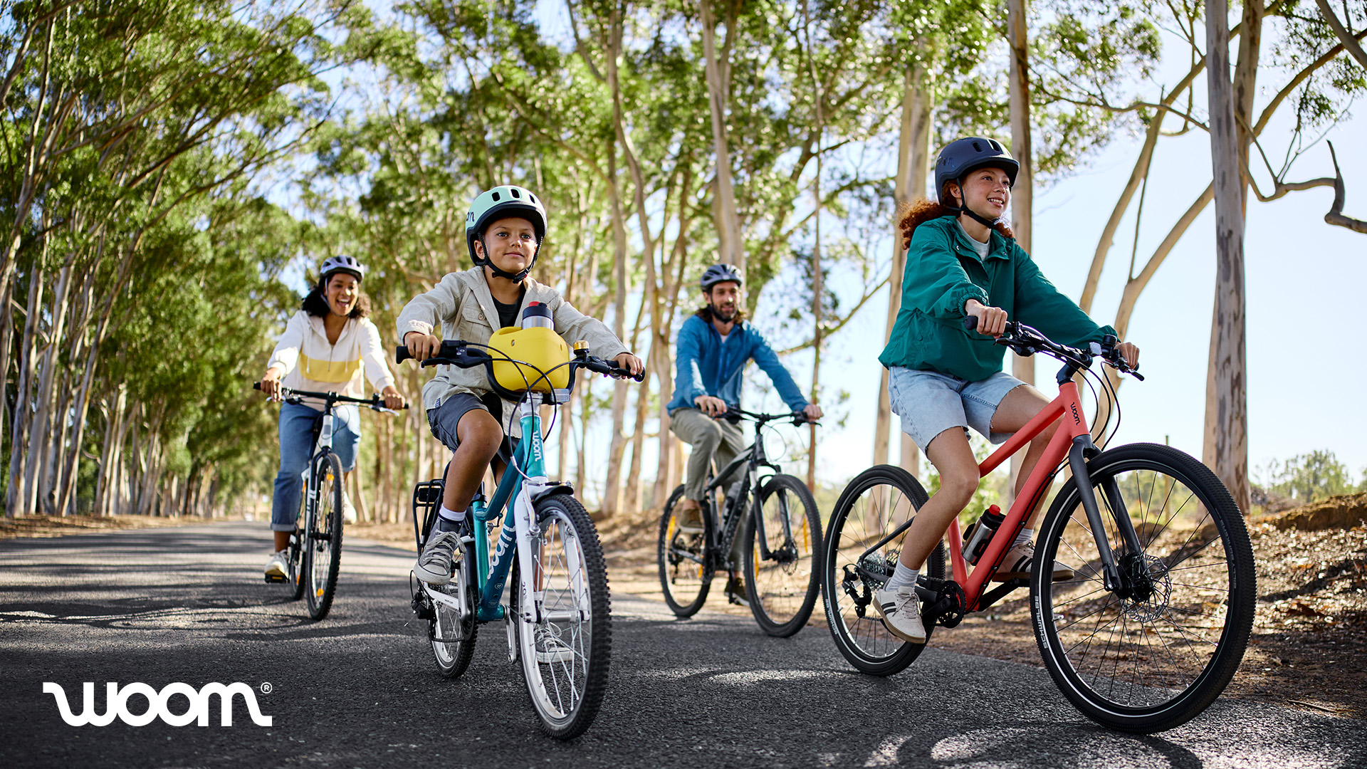 Kinder fahren Fahrräder von Woom