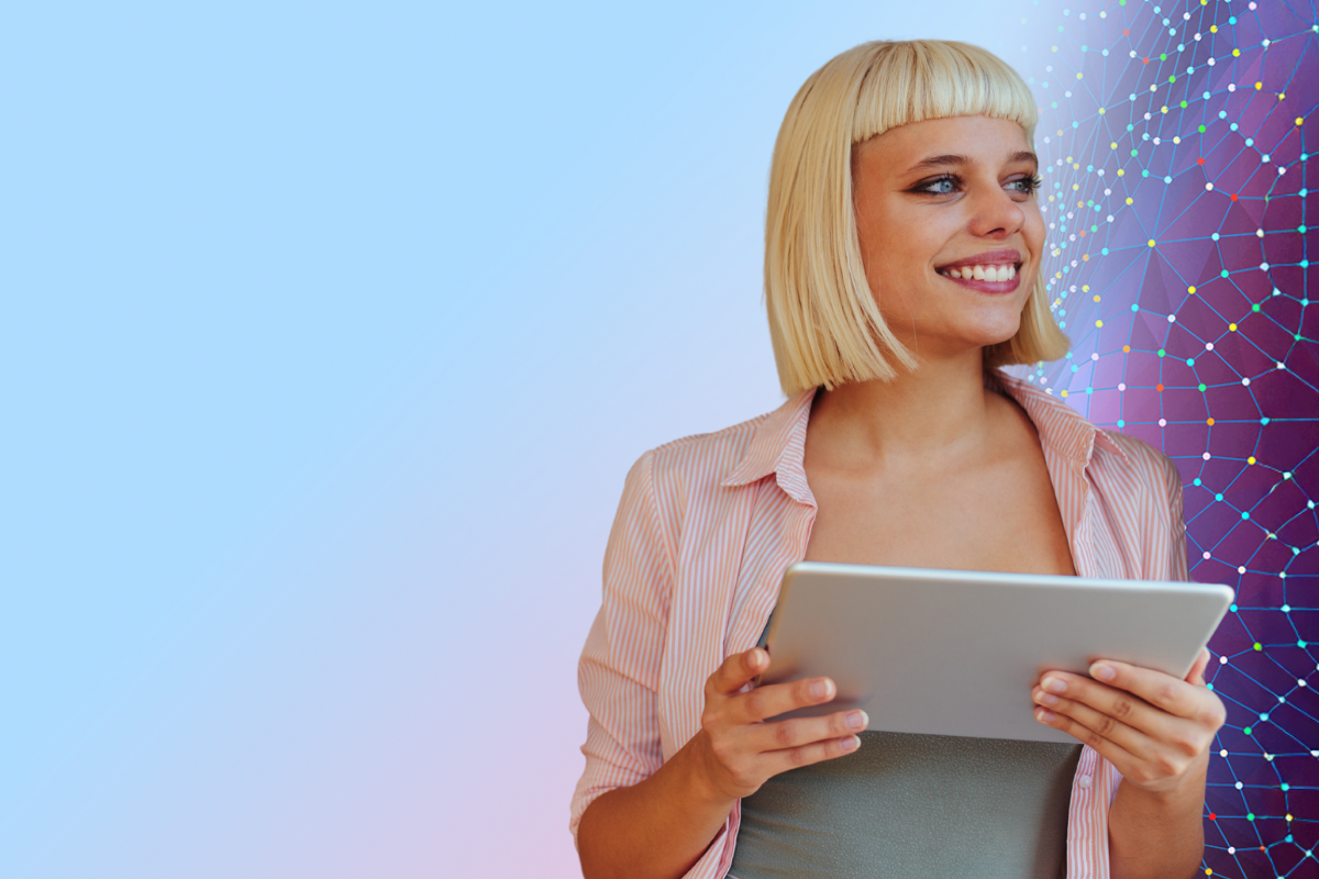 Lächelnde Frau hält ein Tablet in den Händen und blickt zur Seite, vor einem Hintergrund mit Farbverlauf und abstrakten digitalen Punkten.