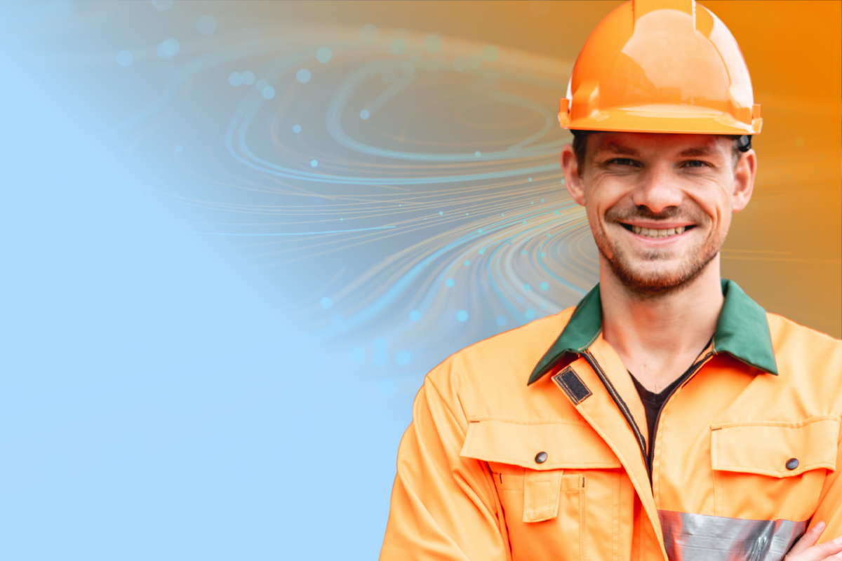Mann in orangefarbener Arbeitskleidung und Schutzhelm lächelt in die Kamera vor einem Hintergrund mit Farbverlauf von Blau zu Orange und abstrakten digitalen Linien.