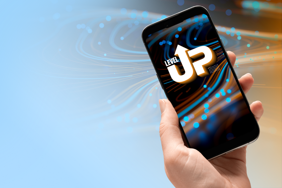 Hand hält ein Smartphone mit einem leuchtenden „UP“-Symbol auf dem Display, umgeben von durchgehenden digitalen Linien und Lichtspuren als Darstellung von Automatisierung ohne Systembrüche.