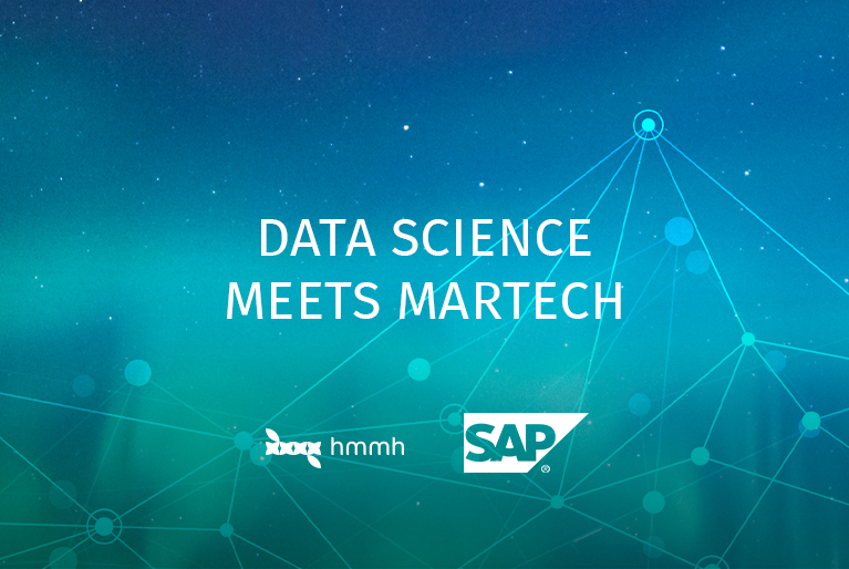 Hintergundbild mit Sternenbildern und Text "Data Science meets MarTech", Logos von hmmh und SAP