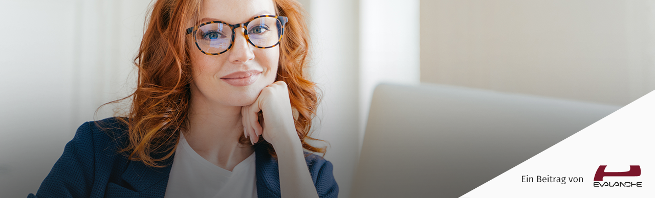 Businessfrau, die Zufriedenheit über ihre Marketing-Automation-Kampagnen ausstrahlt